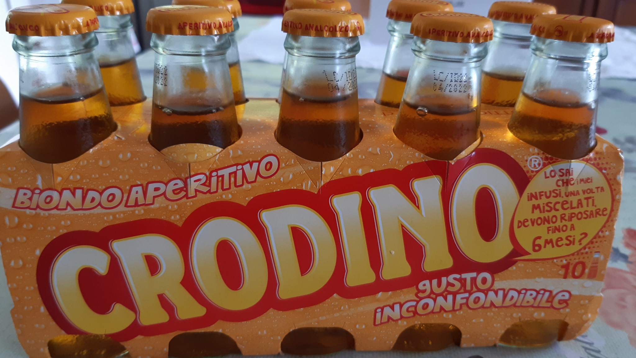 Crodino, 57 anni e non sentirli. L'analcolico biondo mette i capelli grigi...