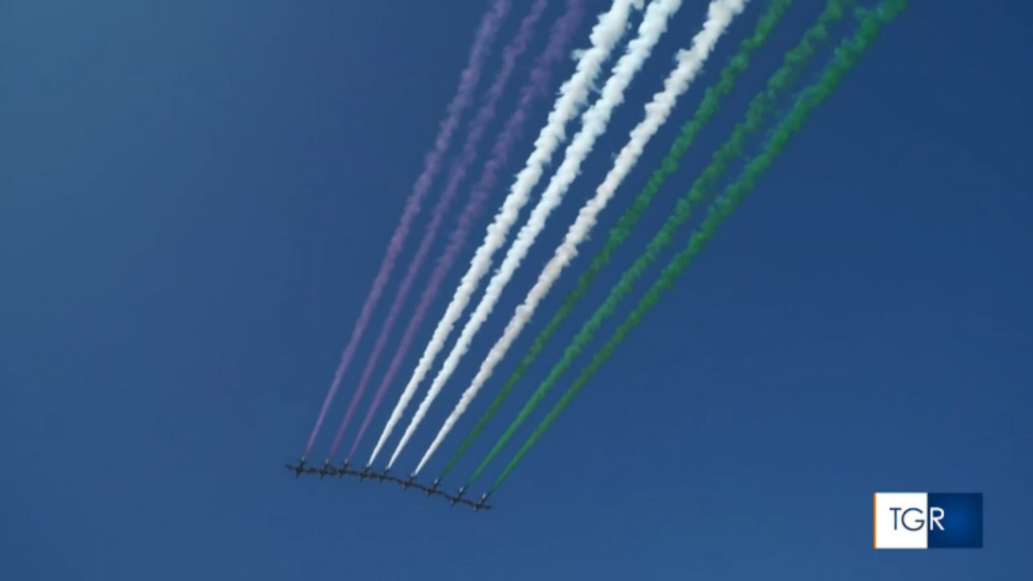 Lo spettacolo delle Frecce Tricolori su Napoli alla festa degli Alpini