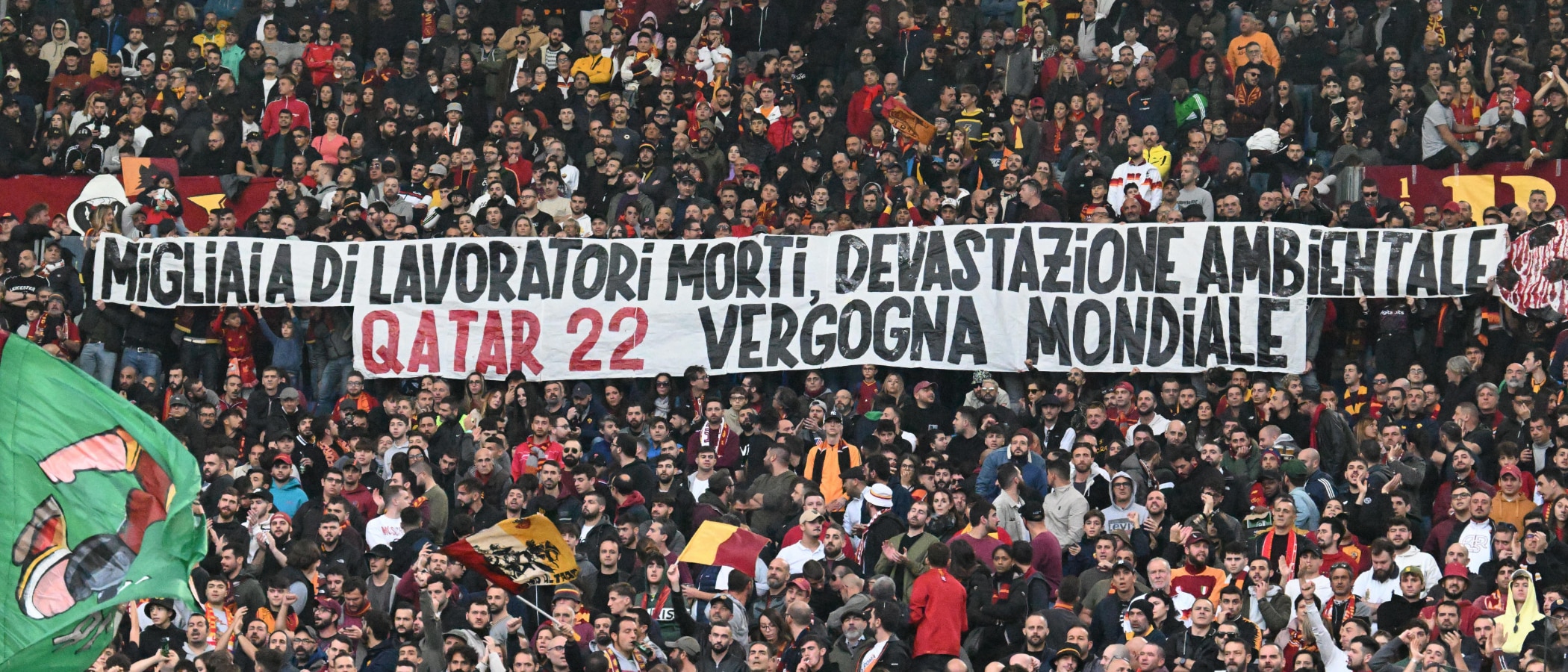 Calcio: striscione dei tifosi della Roma contro Qatar 2022