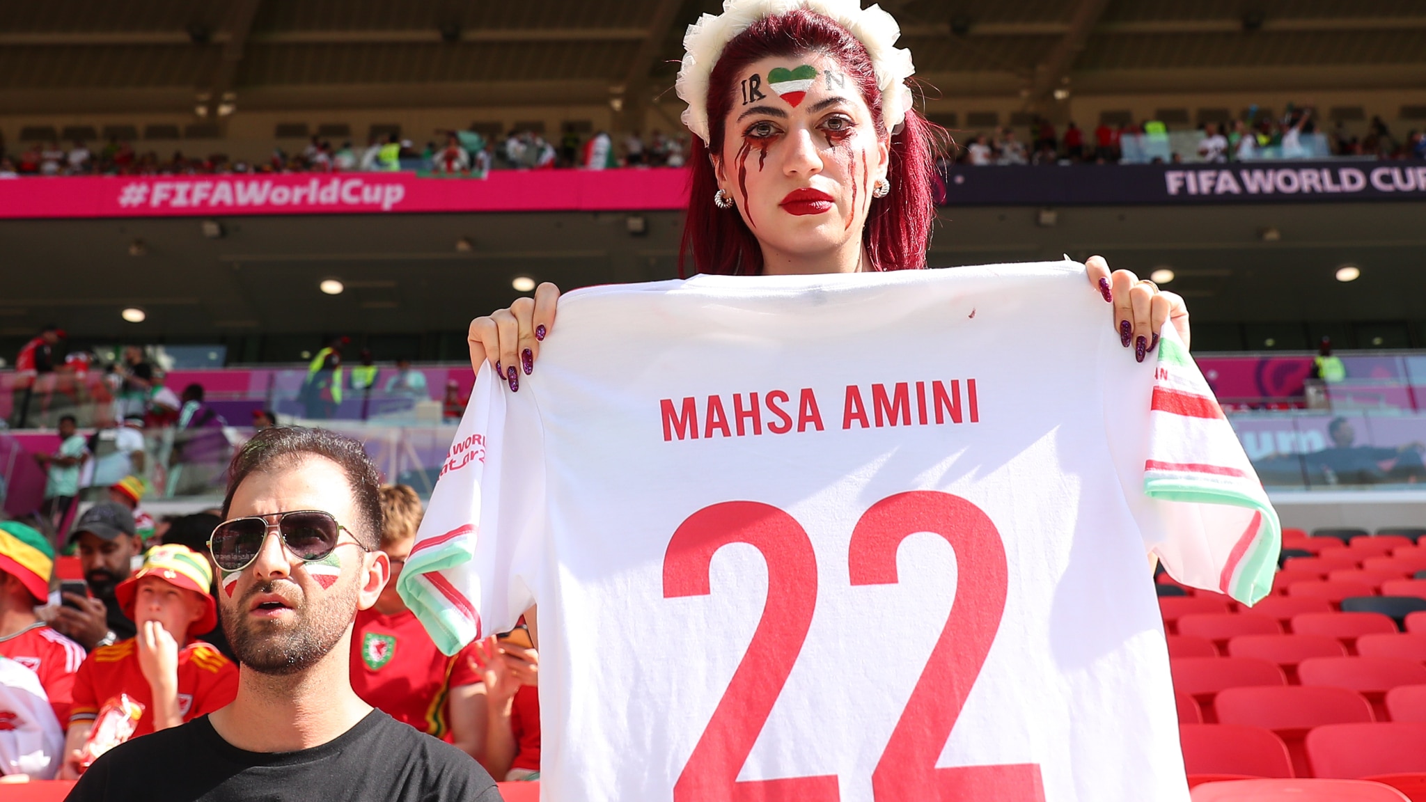 La tifosa dell'Iran allo stadio con la maglia "Mahsa Amini 22": la foto è virale