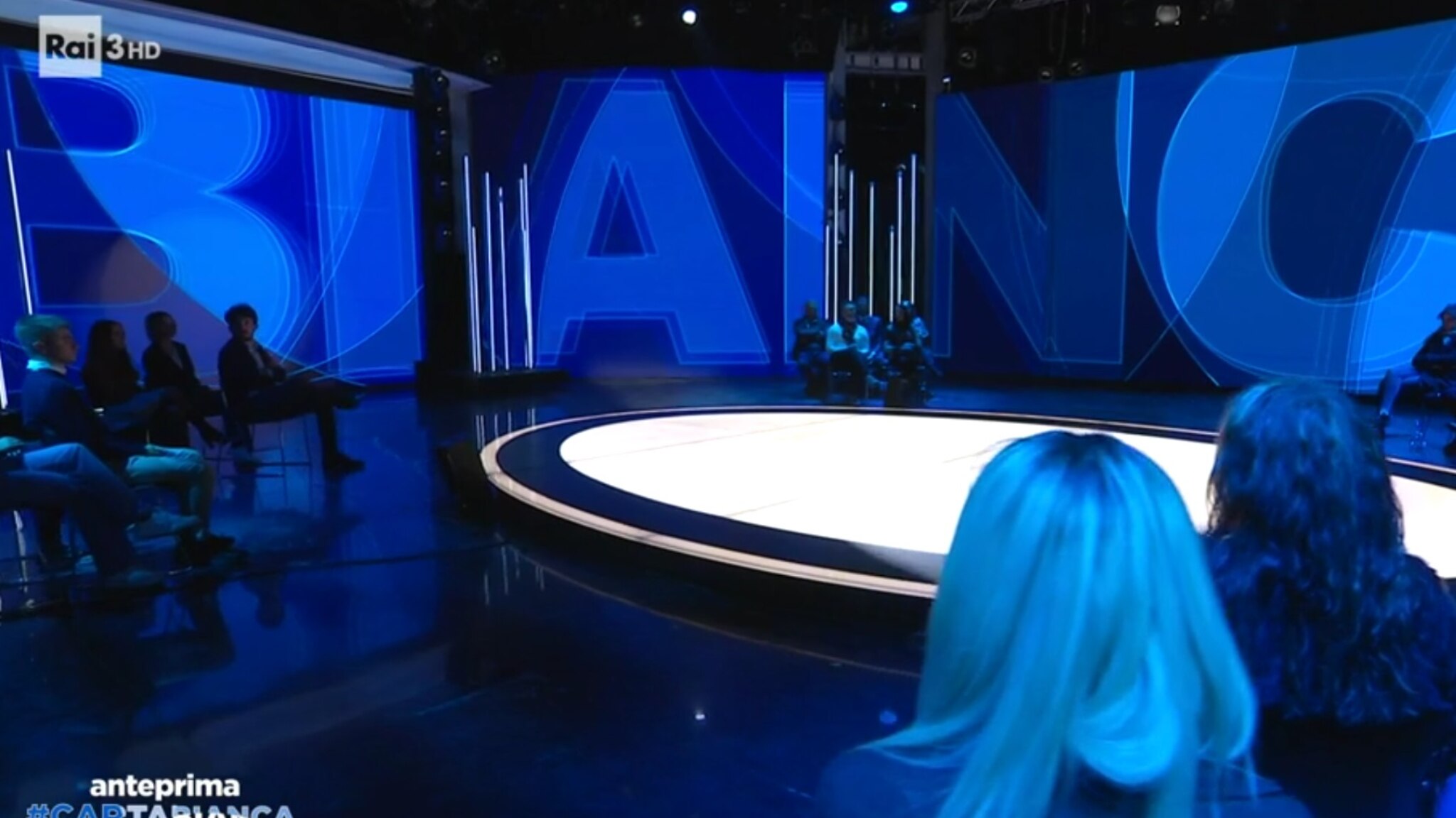 Inconveniente tecnico in diretta per Bianca Berlinguer, la porta dello studio non si apre