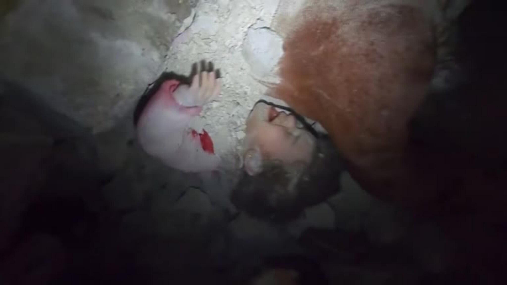 Aleppo, bimba protetta dalle braccia della sorella, salvata dalle macerie 