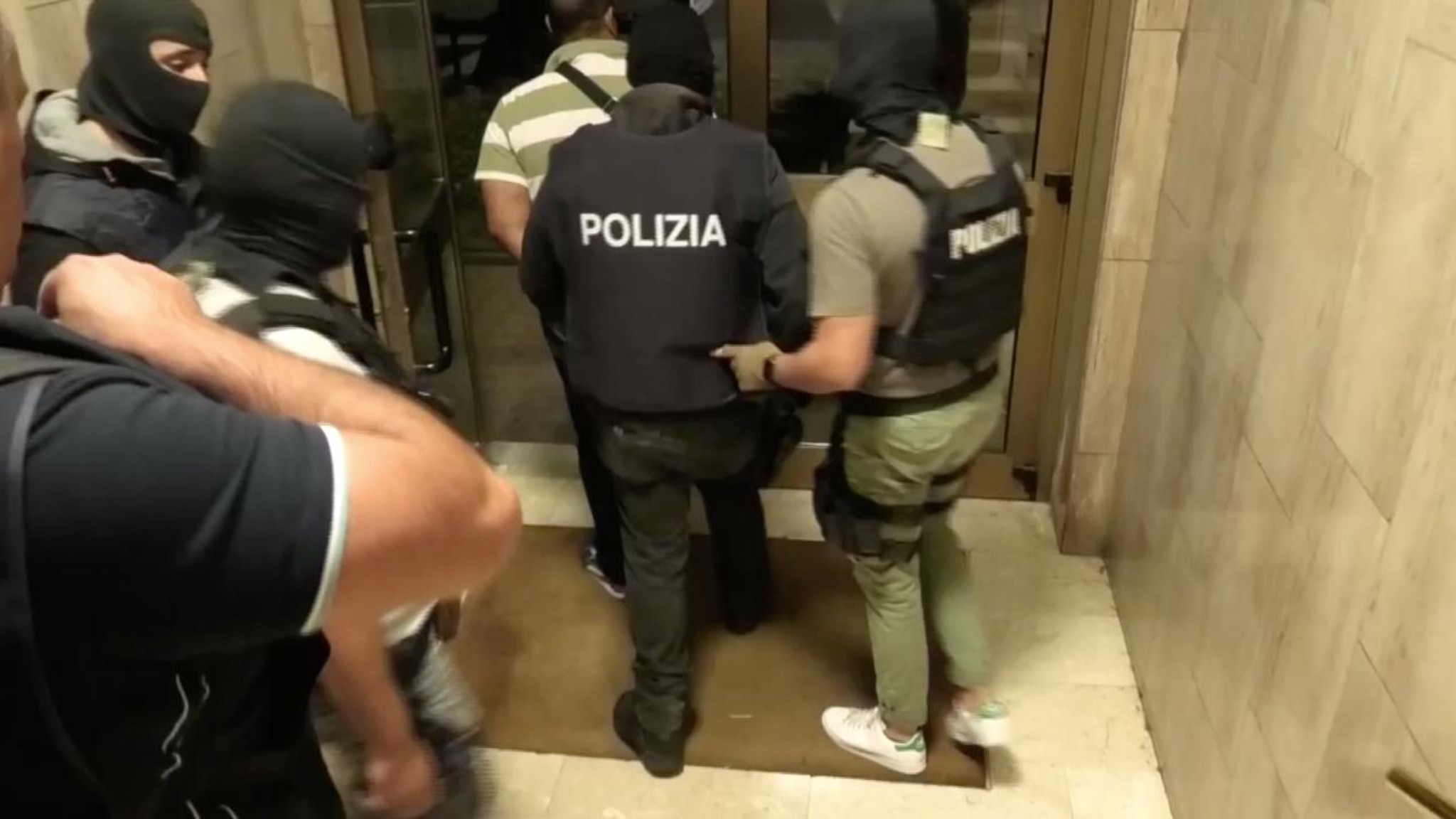 Ricercato per terrorismo in Algeria, preso in metro a Milano. Ai poliziotti ha gridato “Allah Akbar”