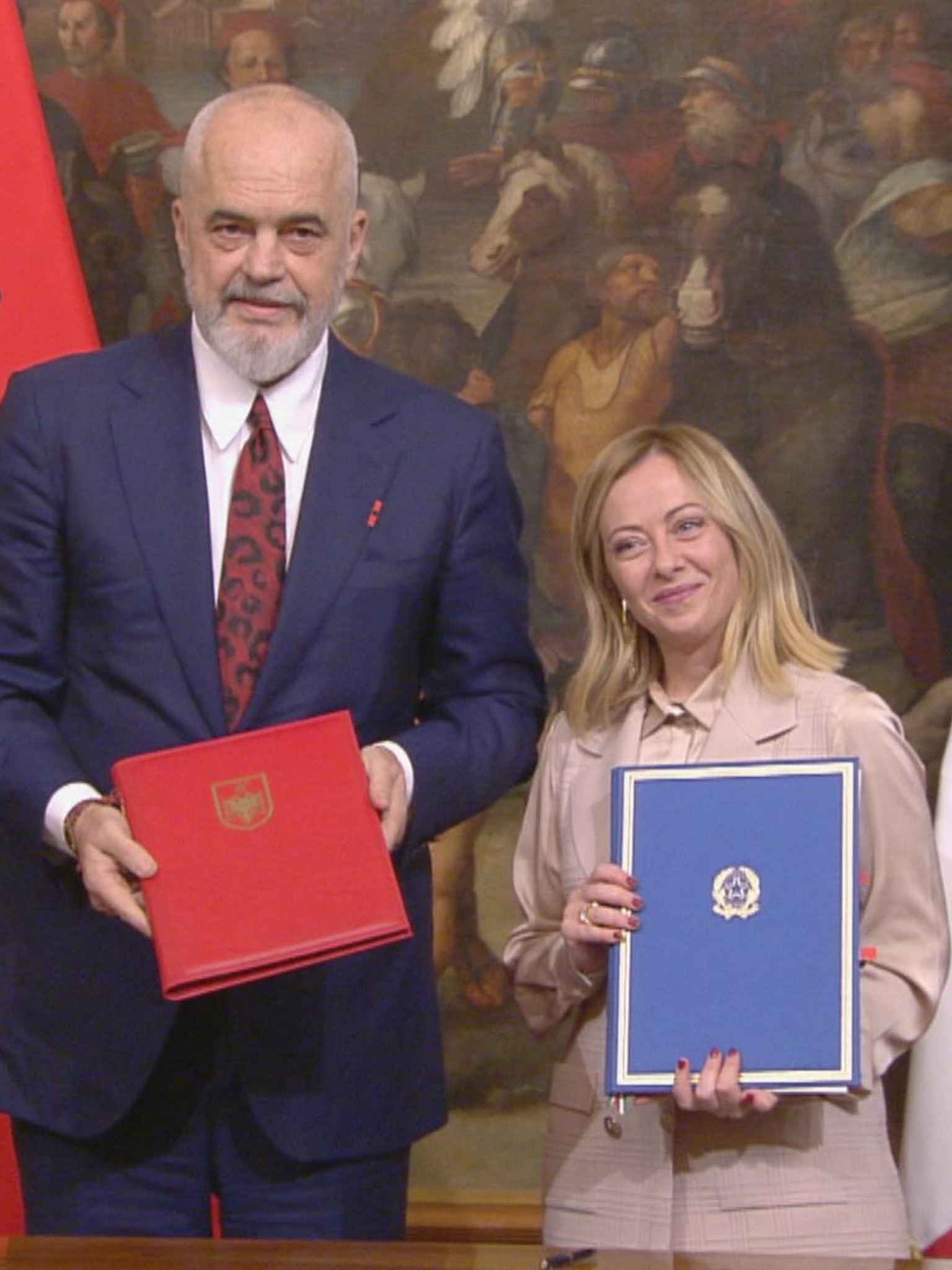 Migranti, Giorgia Meloni firma un accordo con Edi Rama: "In Albania 2  centri italiani di raccolta"