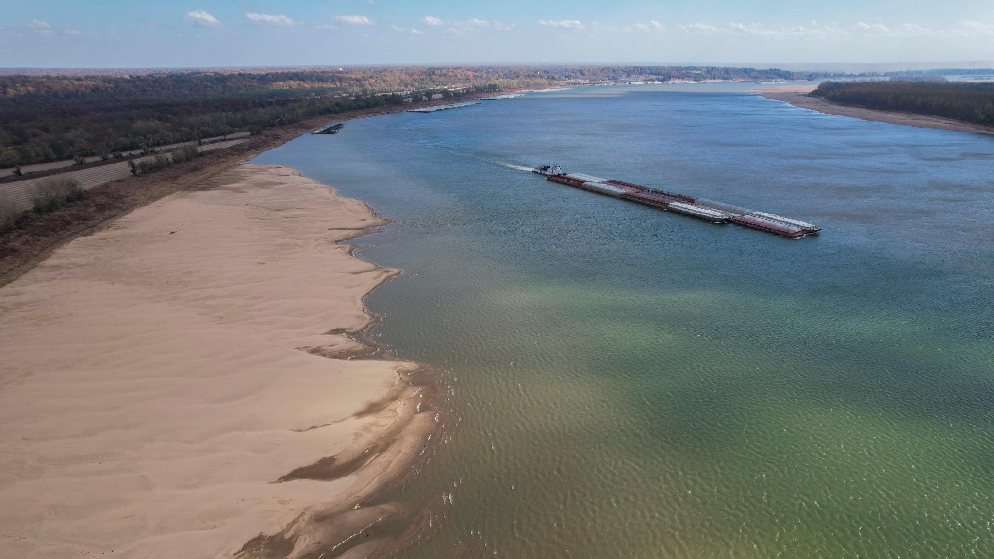 Usa. Il Mississippi ai minimi storici, l’acqua salata risale il fiume dal Golfo del Messico – Foto