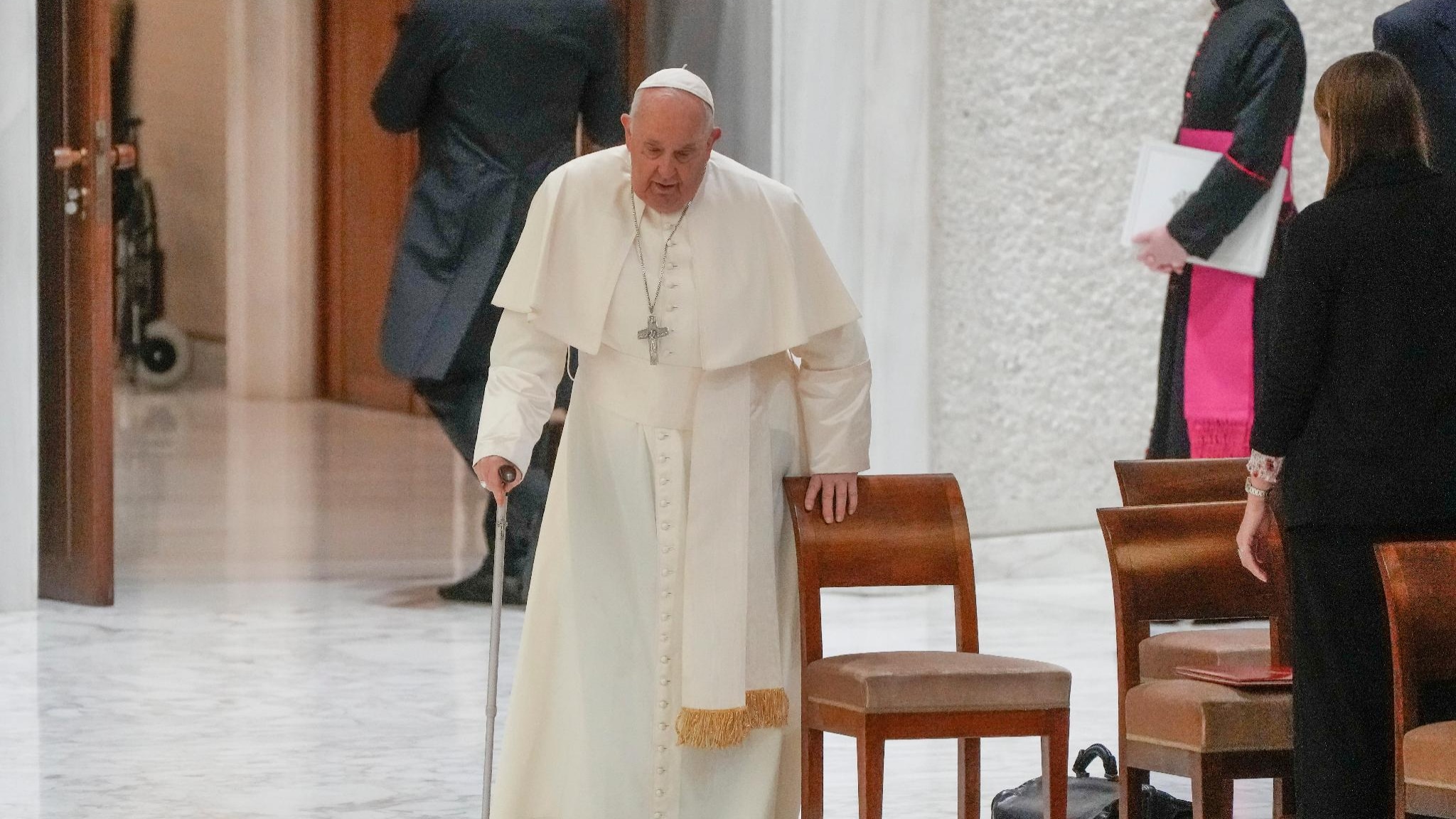 Benedizione alle coppie gay, la levata di scudi contro il Papa. Zuppi chiarisce: "Non è all'unione"