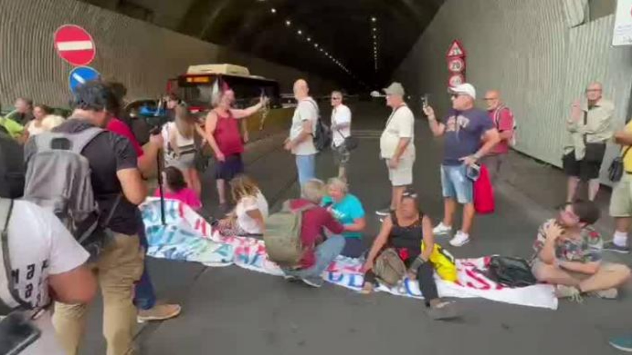 Protesta contro lo stop al Reddito, traffico bloccato per due ore in Galleria Vittoria