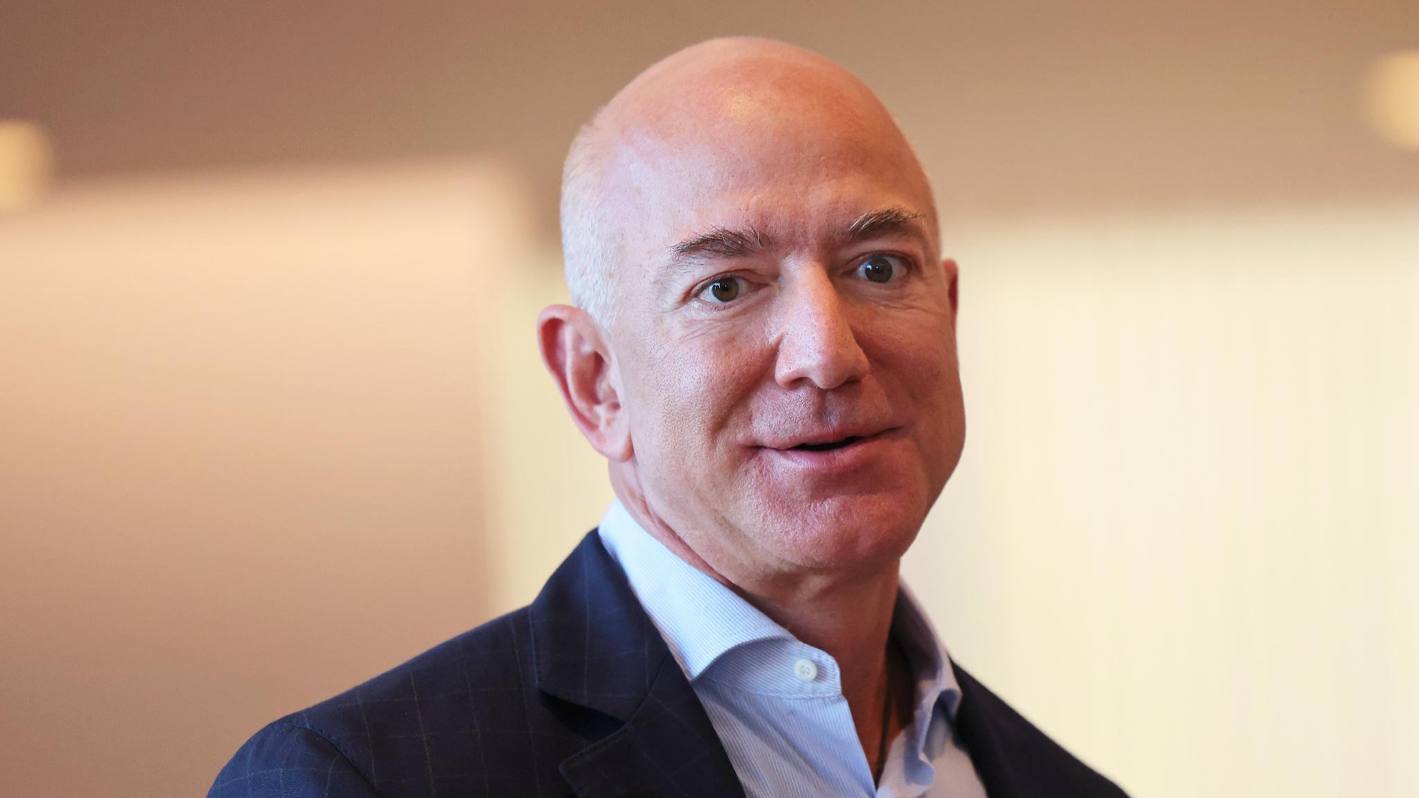 L'ex patron di Amazon è di nuovo l'uomo più ricco al mondo, detronizzato Elon Musk