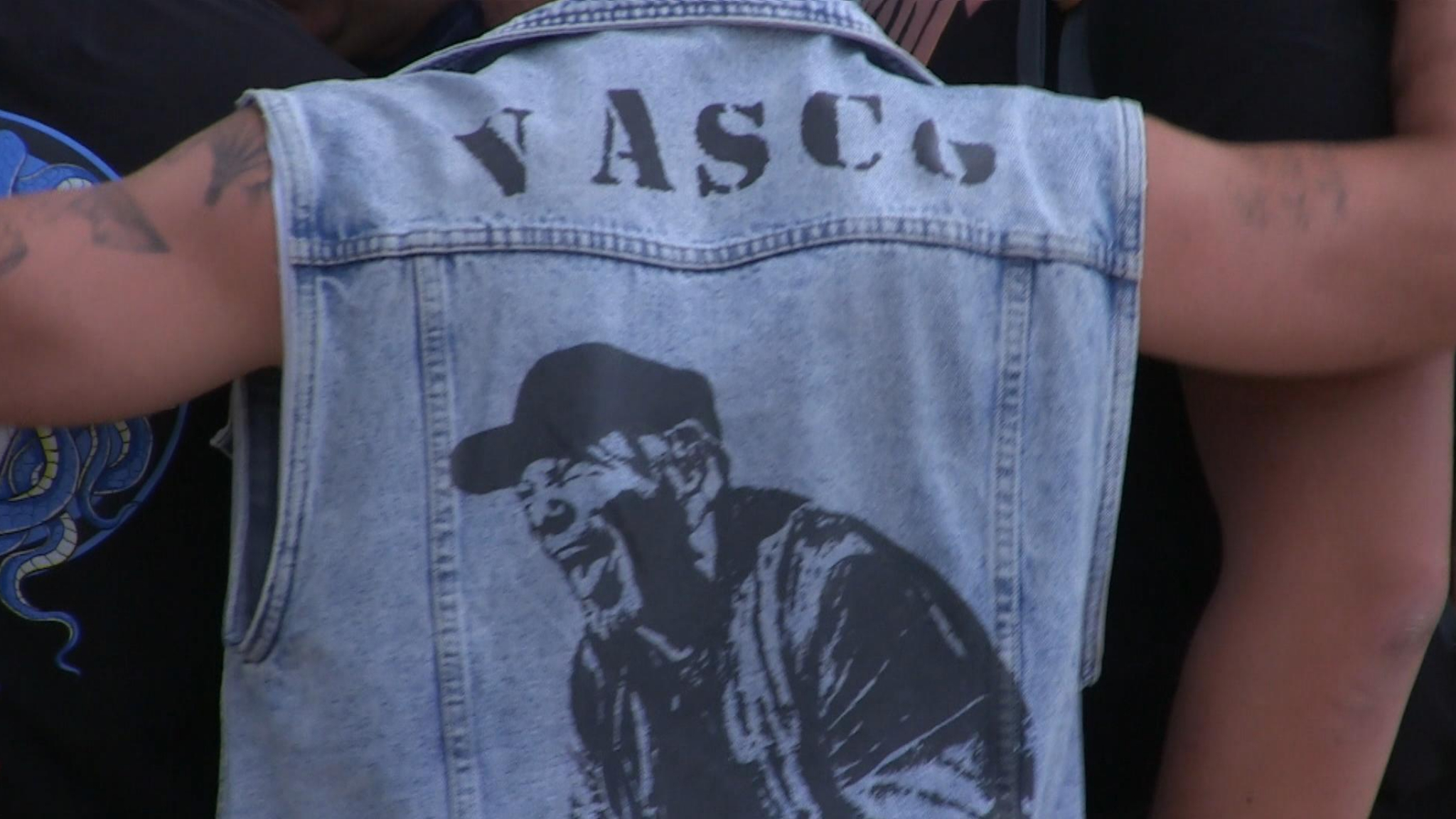 I fan di Vasco Rossi si sono spostati con le tende davanti all'ingresso dell'Olbia Arena