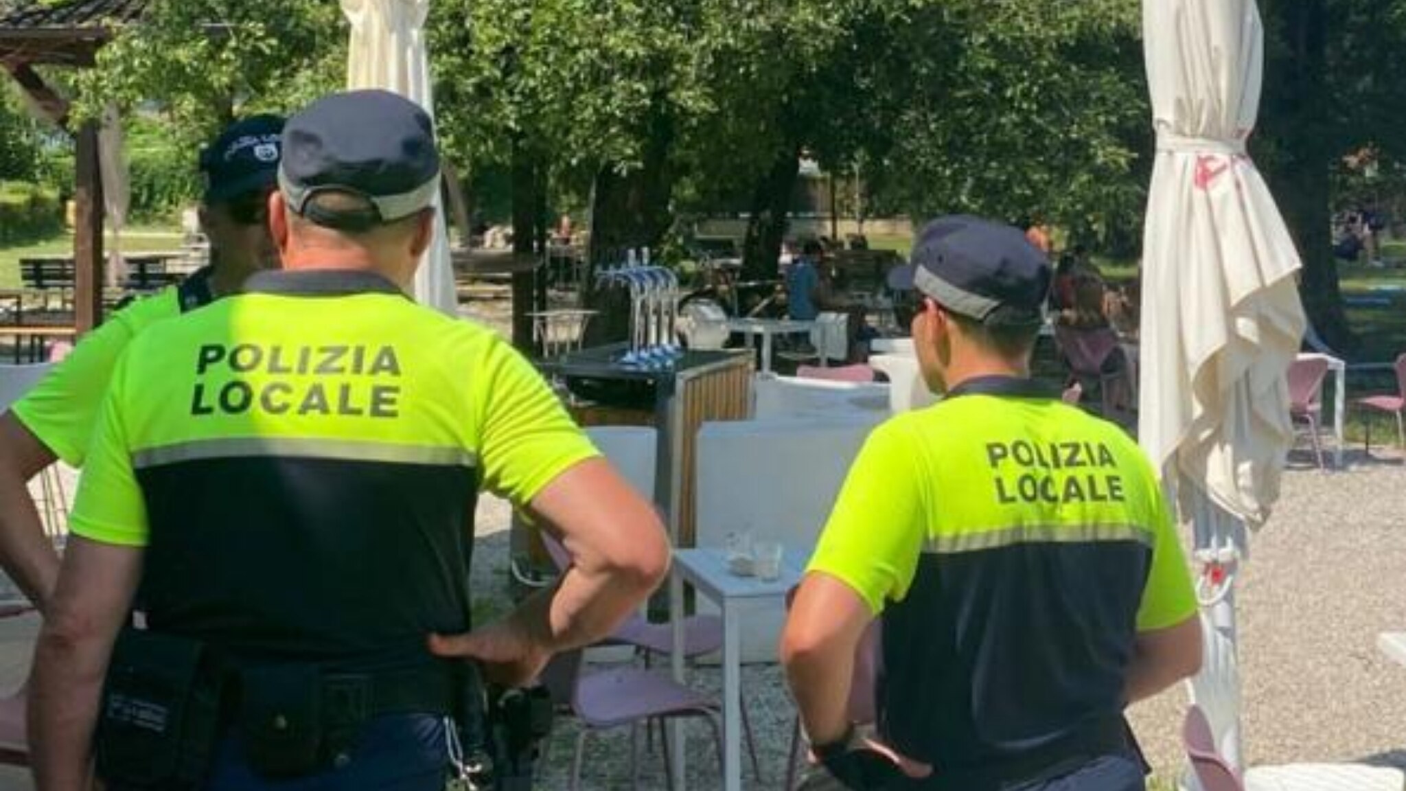 Sporcizia, insetti e bombole gpl sulla spiaggia: a Caldonazzo intervengono Nas e polizia locale
