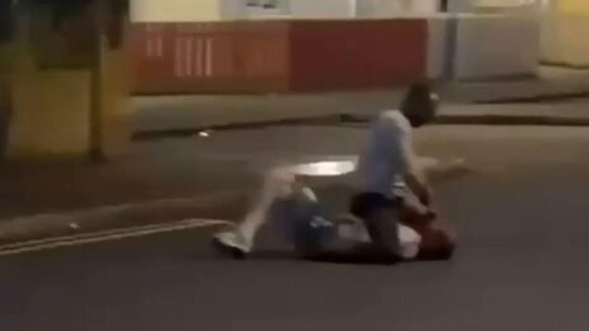 Belfast nel caos, sudanese accoltella un uomo: man