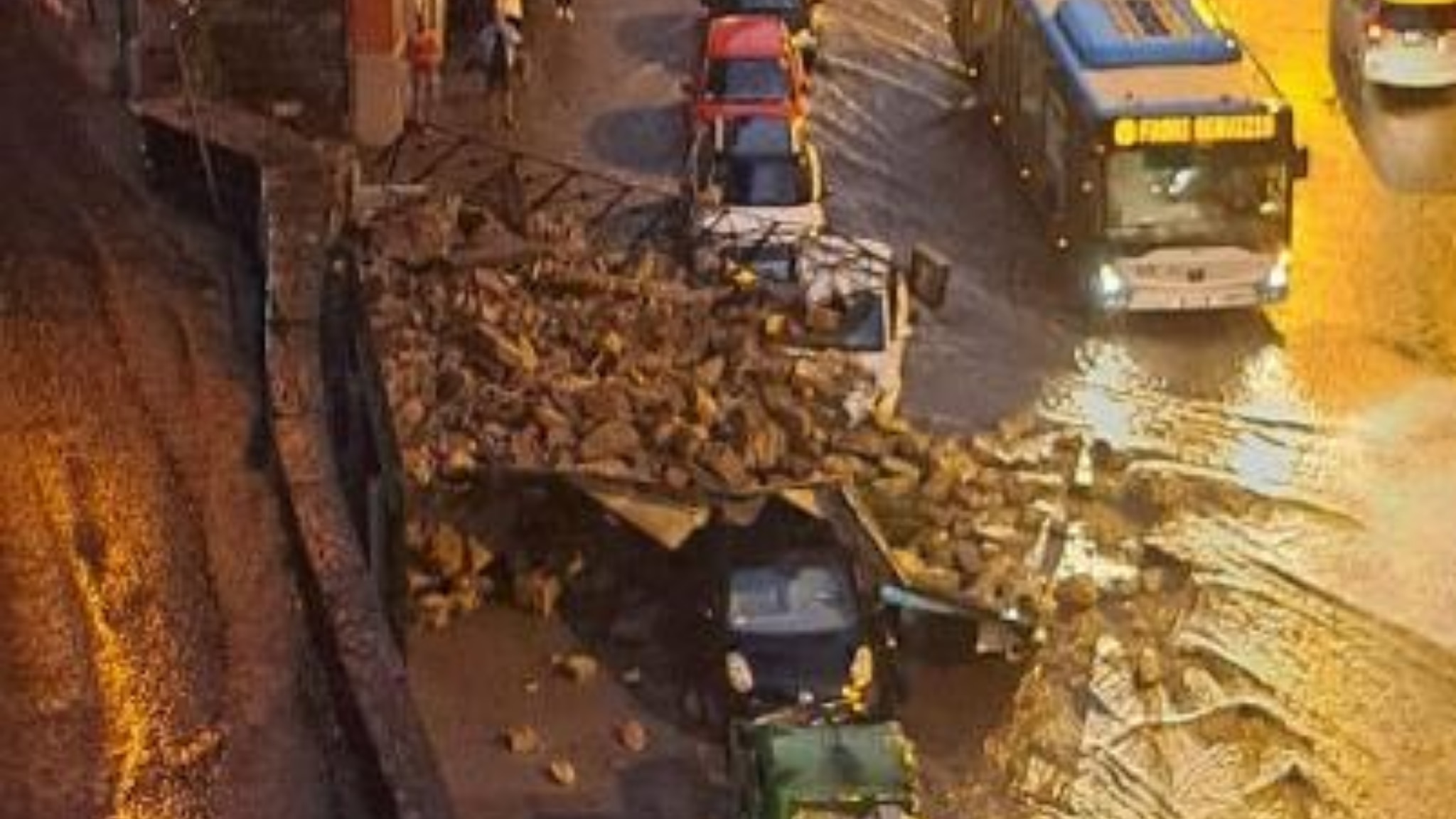 Maltempo, crolla un muro tra via dello Scoglio e via Giulia, disagi in città