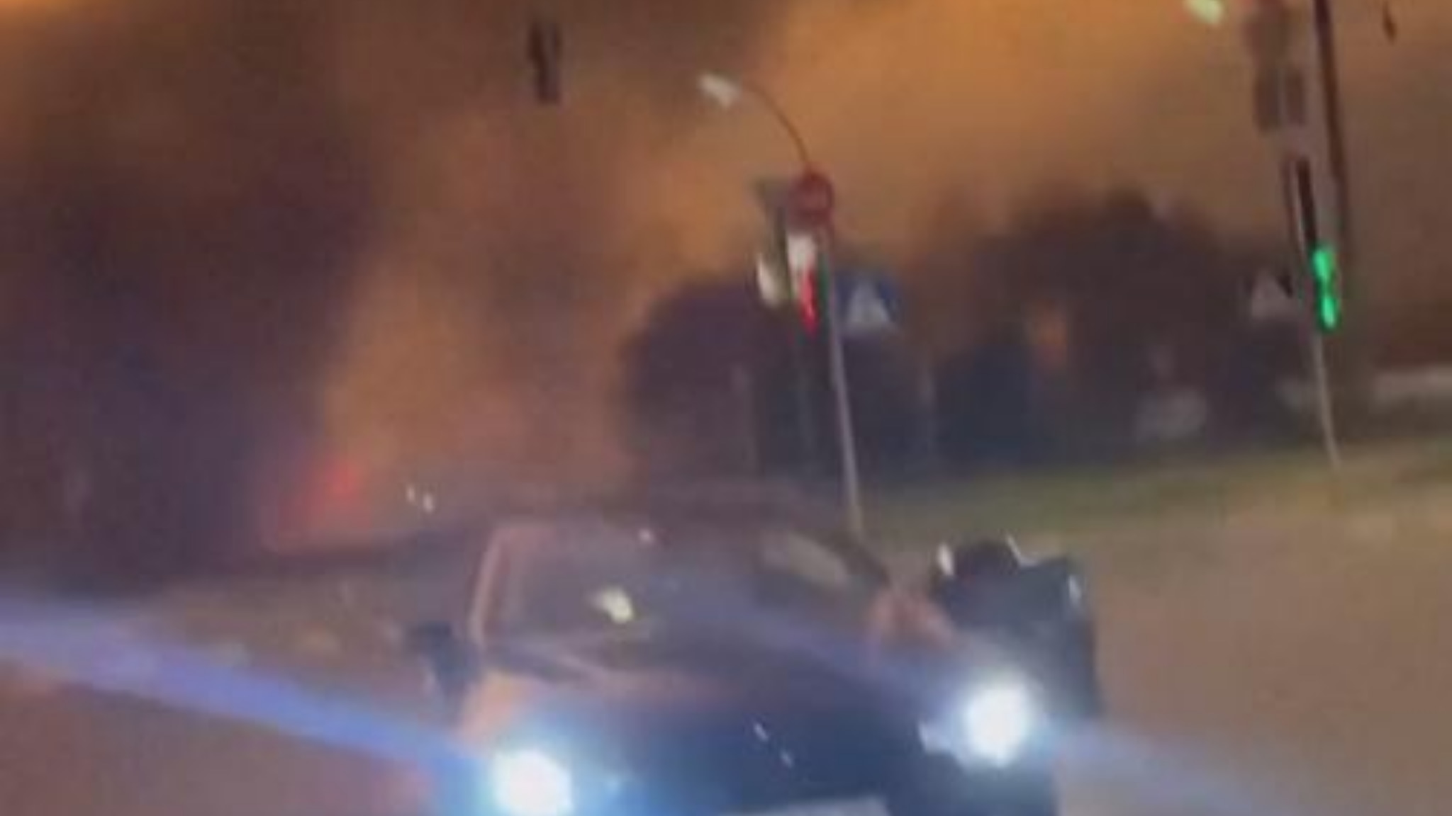 Un testimone oculare a Kiev riprende il momento dell’esplosione, la fuga a ritroso