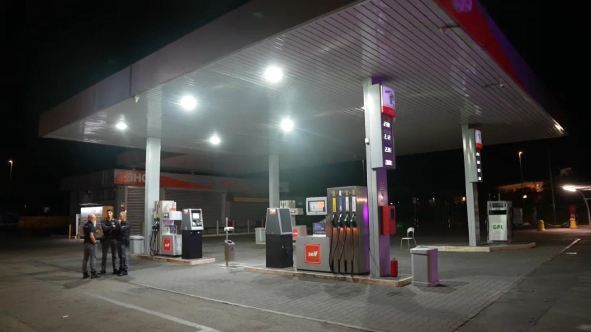 Follia a un distributore di Reggio Emilia: tre feriti gravi, arrestato un 26enne