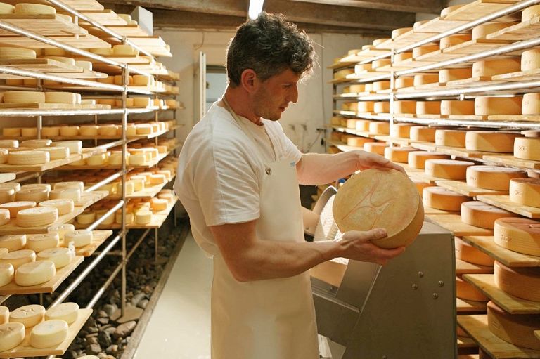 Senner Max Eller wacht über die Qualität des Käses.