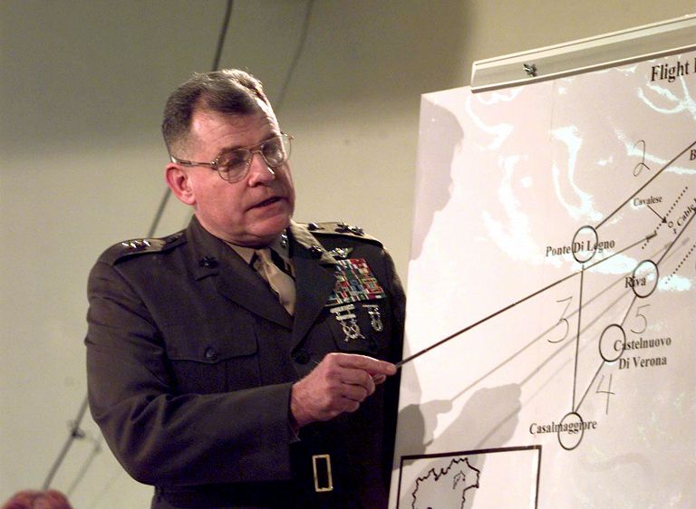 Il gen. Michael Delong, capo della Investigation Board Usa, durante la conferenza stampa nella base militare di Aviano 