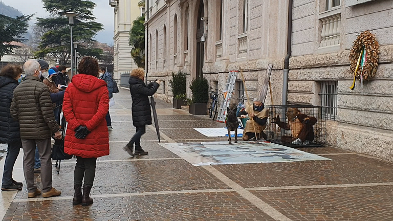 Protesta animalista in piazza Dante a Trento
