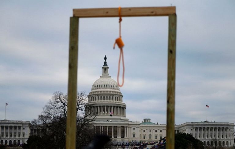 Assalto al Congresso Usa - La forca davanti a Capitol Hill