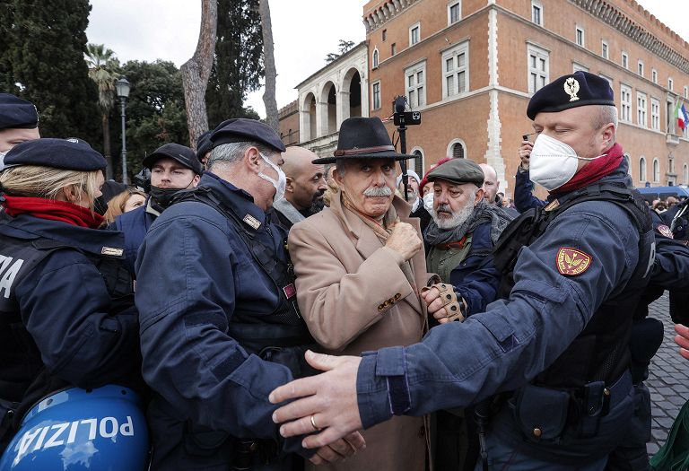 Lex generale dei Carabinieri Antonio Pappalardo a piazza Venezia durante la manifestazione No Green pass, Roma