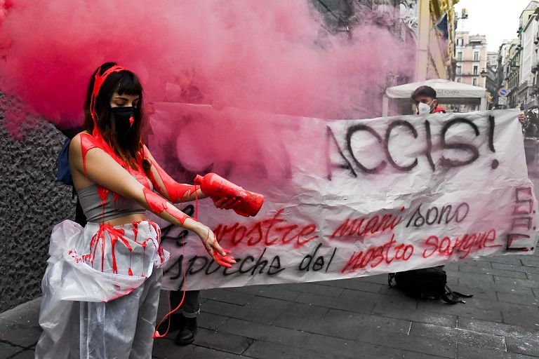Scuola: studenti si versano addosso vernice rossa davanti Pd a Napoli