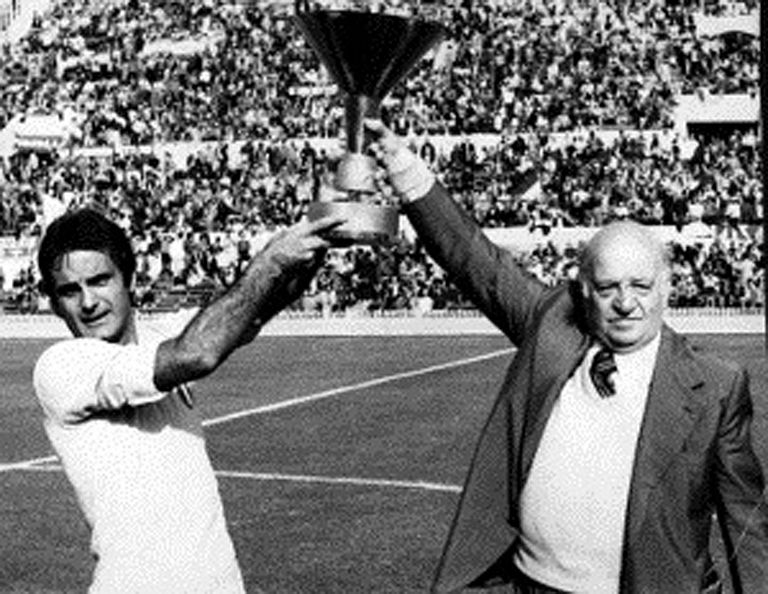 Wilson, insieme al presidente Lenzini con la coppa dello Scudetto vinto nella stagione 1973-1974