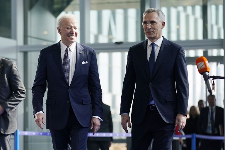 Il presidente Joe Biden è accolto dal segretario generale della NATO Jens Stoltenberg