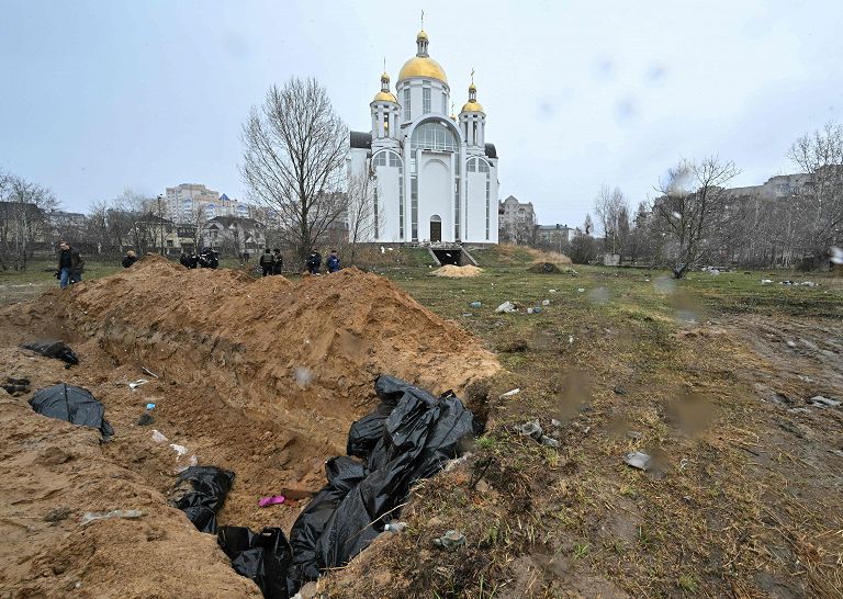 Fossa comune a Bucha, a nord-ovest di Kiev