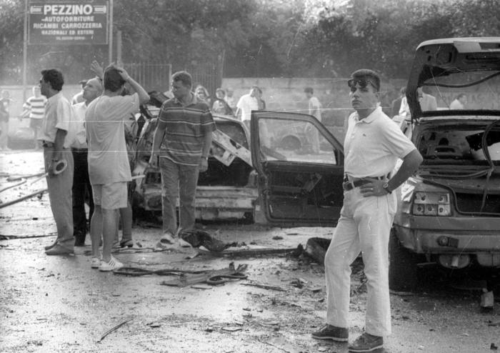 Inquirenti, pompieri e gente comune in via D'Amelio a Palermo subito dopo l'attentato del 19 luglio 1992 in cui persero la vita il giudice Paolo Borsellino e la sua scorta