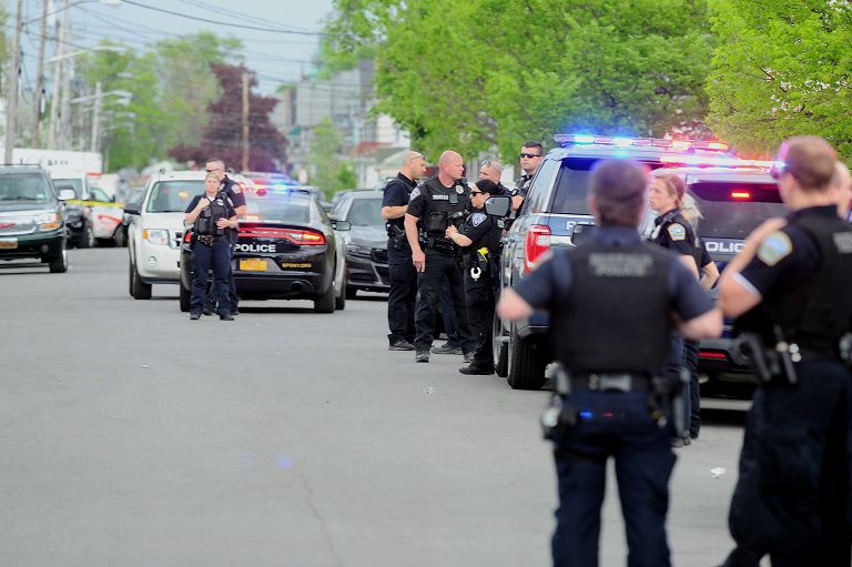 Le forze dell'ordine intervenute a Buffalo sul luogo della sparatoria