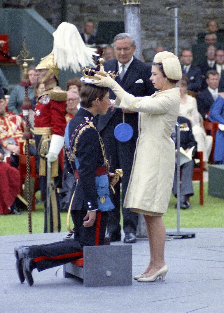 La regina Elisabetta durante l'investitura di Carlo nel 1969