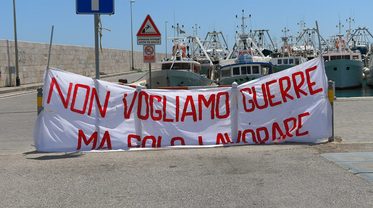 Caro gasolio, protesta dei pescatori a Manfredonia, dove da lunedì si rischiano chiusure anche tra i ristoratori