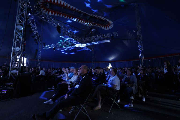 Il presidente ucraino Volodymyr Zelensky interviene sotto forma di ologramma 3D a Dublin Tech Summit