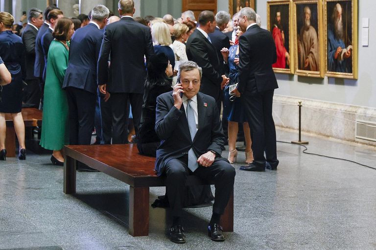 Mario Draghi al telefono al Museo del Prado