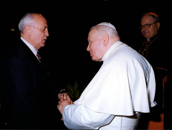 L'ex presidente dell'Urss Mikhail Gorbaciov e Papa Giovanni Paolo II