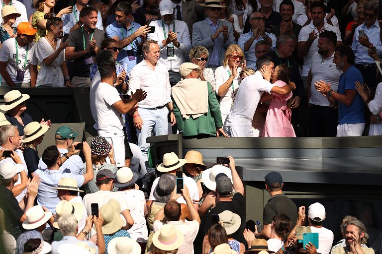  Novak Djokovic bacia la moglie dopo la vittoria a Wimbledon