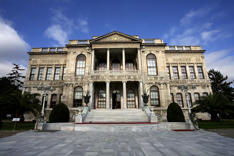 Il Palazzo Dolmabache a Istanbul dove è avvenuta la firma