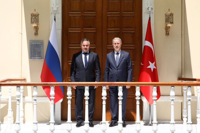 Istanbul, il ministro alla difesa russo Shoigu con l'omologo turco per la firma dell'accordo sul grano ucraino bloccato sul mar Nero