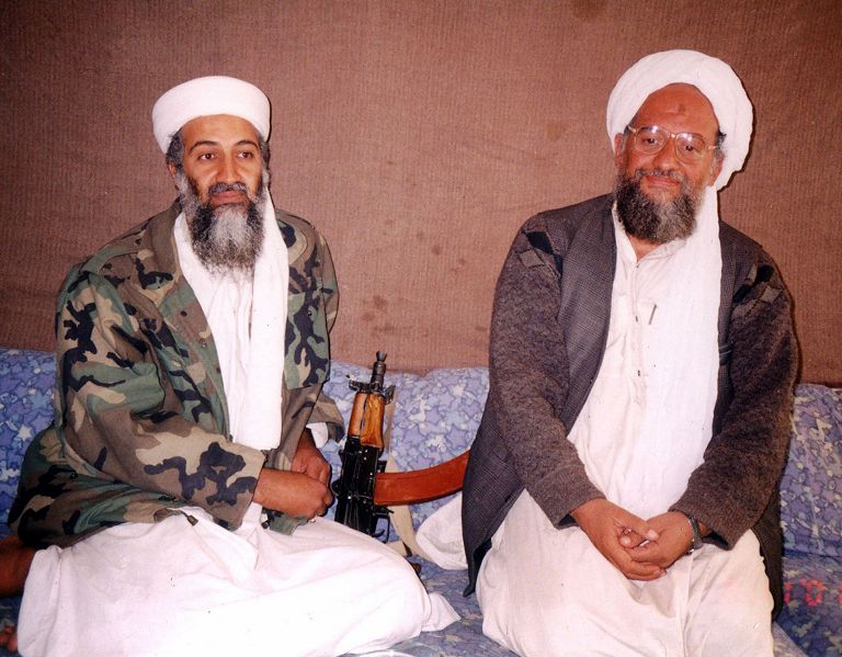 Ayman al-Zawahiri siede accanto ad Osama Bin Laden nel 2001