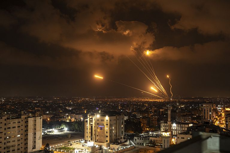 Razzi lanciati da Gaza verso Israele, visti da Gaza City