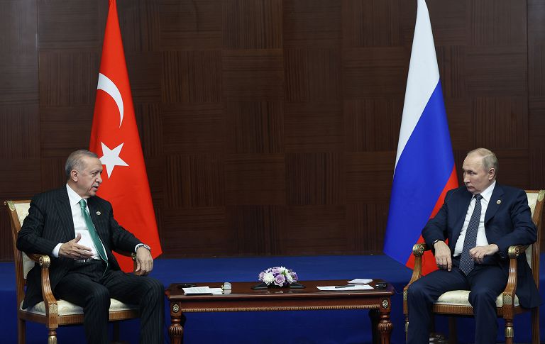 Il presidente turco Recep Tayyip Erdogan incontra il presidente russo Vladimir Putin a margine della Conferenza sulle misure di interazione e rafforzamento della fiducia in Asia (CICA) ad Astana, Kazakistan