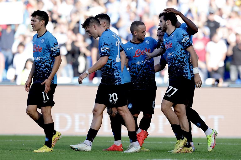 Napoli vs Sassuolo: Khvicha Kvaratskhelia esulta dopo il gol 3-0 