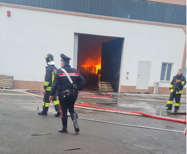 Carabinieri e vigili del fuoco nei capannoni dove è scoppiato l'incendio di Villastellone