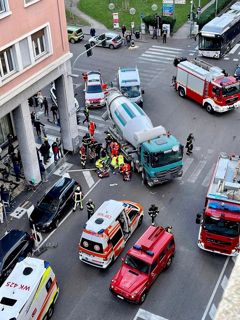 Tödlicher Unfall an der Kreuzung am Mazzini-Platz: Betonmischer erdrückt Radfahrerin