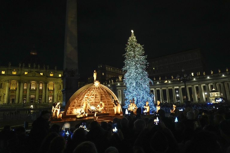 Vaticano, Accensione dell'albero di Natale e del presepe