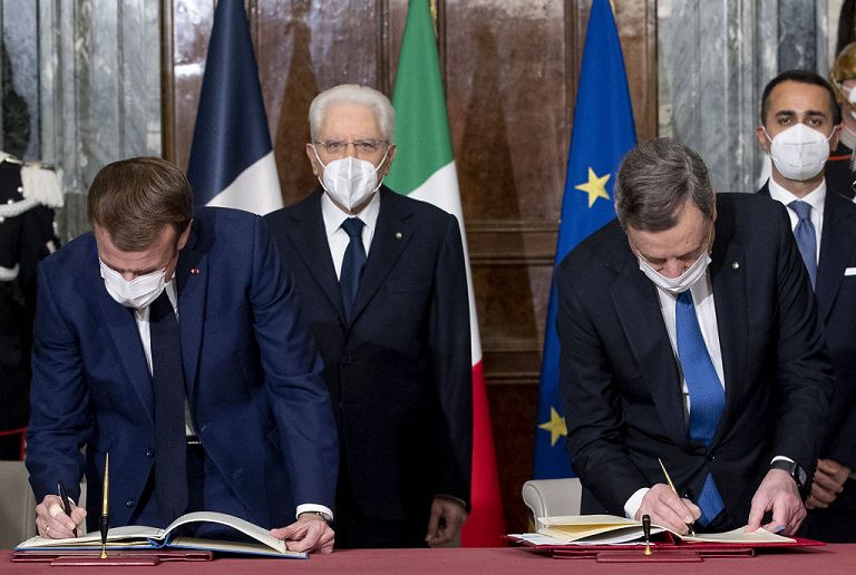La firma del Trattato del Quirinale tra Draghi e Macron alla presenza di Mattarella