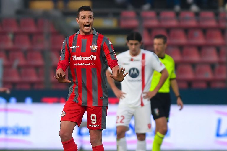 Cremonese vs Monza: esultanza dopo il gol del 2-3 di Cyriel Dessers
