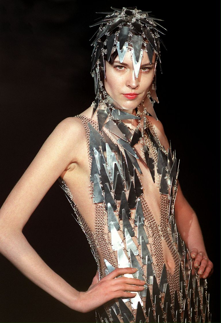Una modella mostra un abito fatto di forme geometriche metalliche dello stilista Paco Rabanne