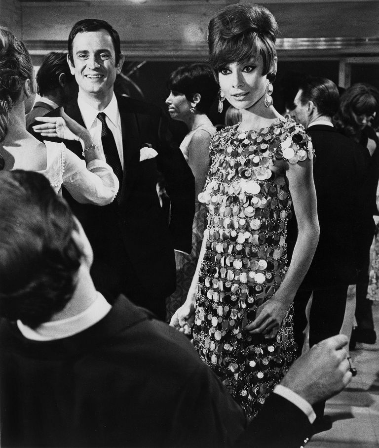 Audrey Hepburn indossa un'abito dello stilista Paco Rabanne