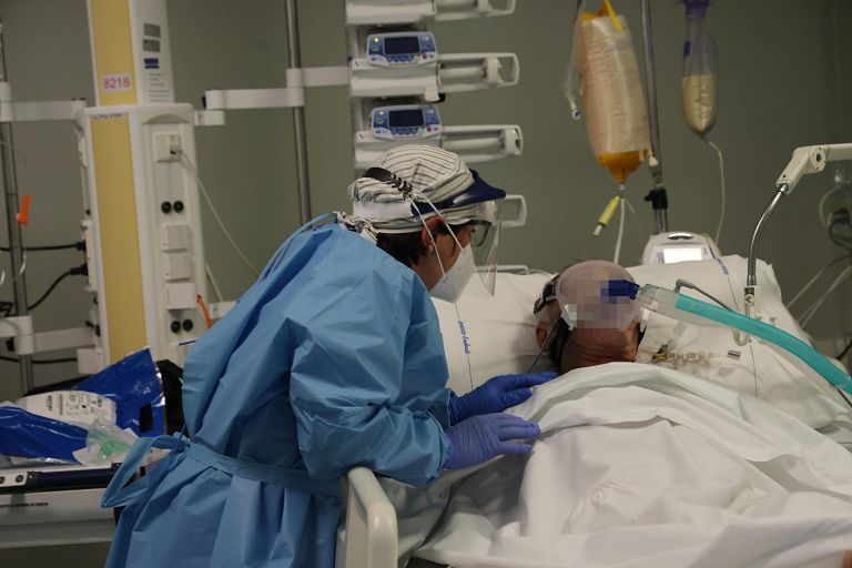personale medico indossa dispositivo di protezione nell'Unità di Terapia Intensiva (UTI) per il nuovo coronavirus, casi COVID-19, nell'Ospedale "Papa Giovanni XXIII" di Bergamo, il 3 novembre 2020