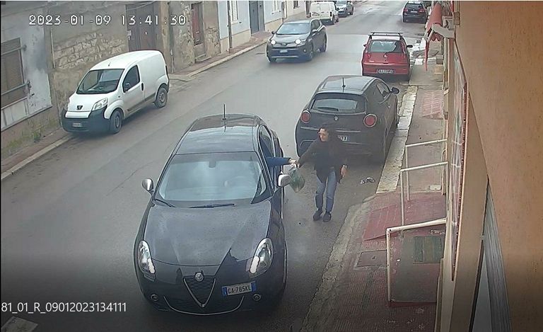 Matteo Messina Denaro in auto vicino a casa di Lorena Lanceri, arrestata oggi per favoreggiamento